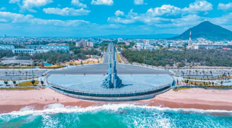 Nhân viên Phương Trang niềm nở phục vụ tại quầy bán vé, thể hiện cơ hội phuong trang tuyen dung
